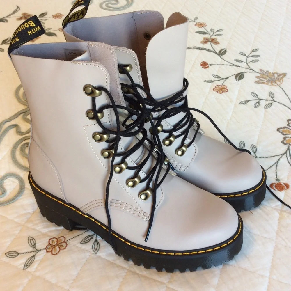 Dr. Martens Leona boots